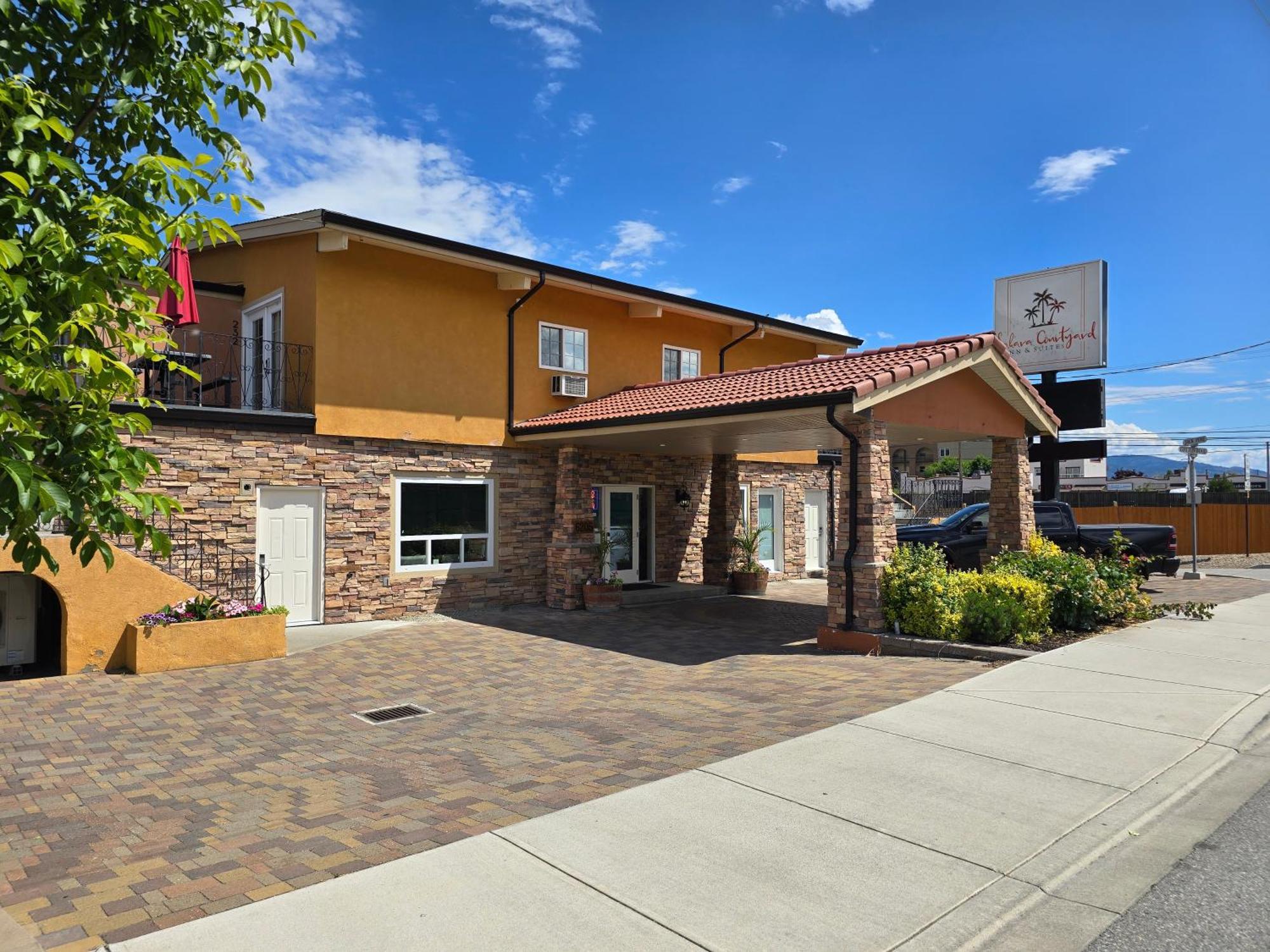 Sahara Courtyard Inn & Suites Osoyoos Exteriér fotografie