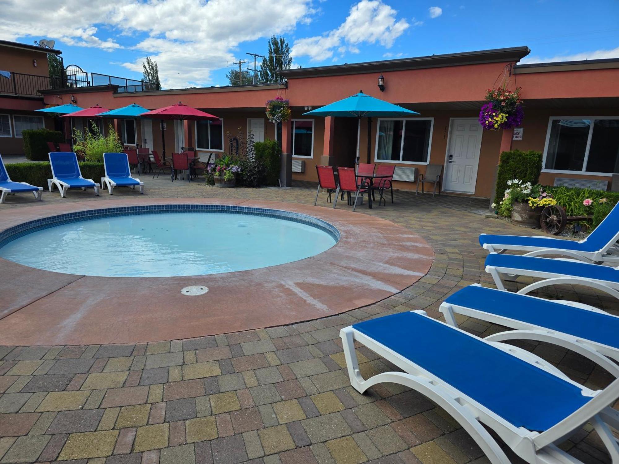 Sahara Courtyard Inn & Suites Osoyoos Exteriér fotografie