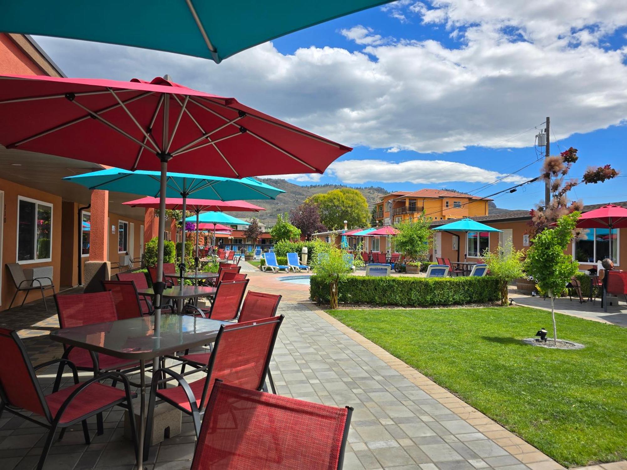 Sahara Courtyard Inn & Suites Osoyoos Exteriér fotografie