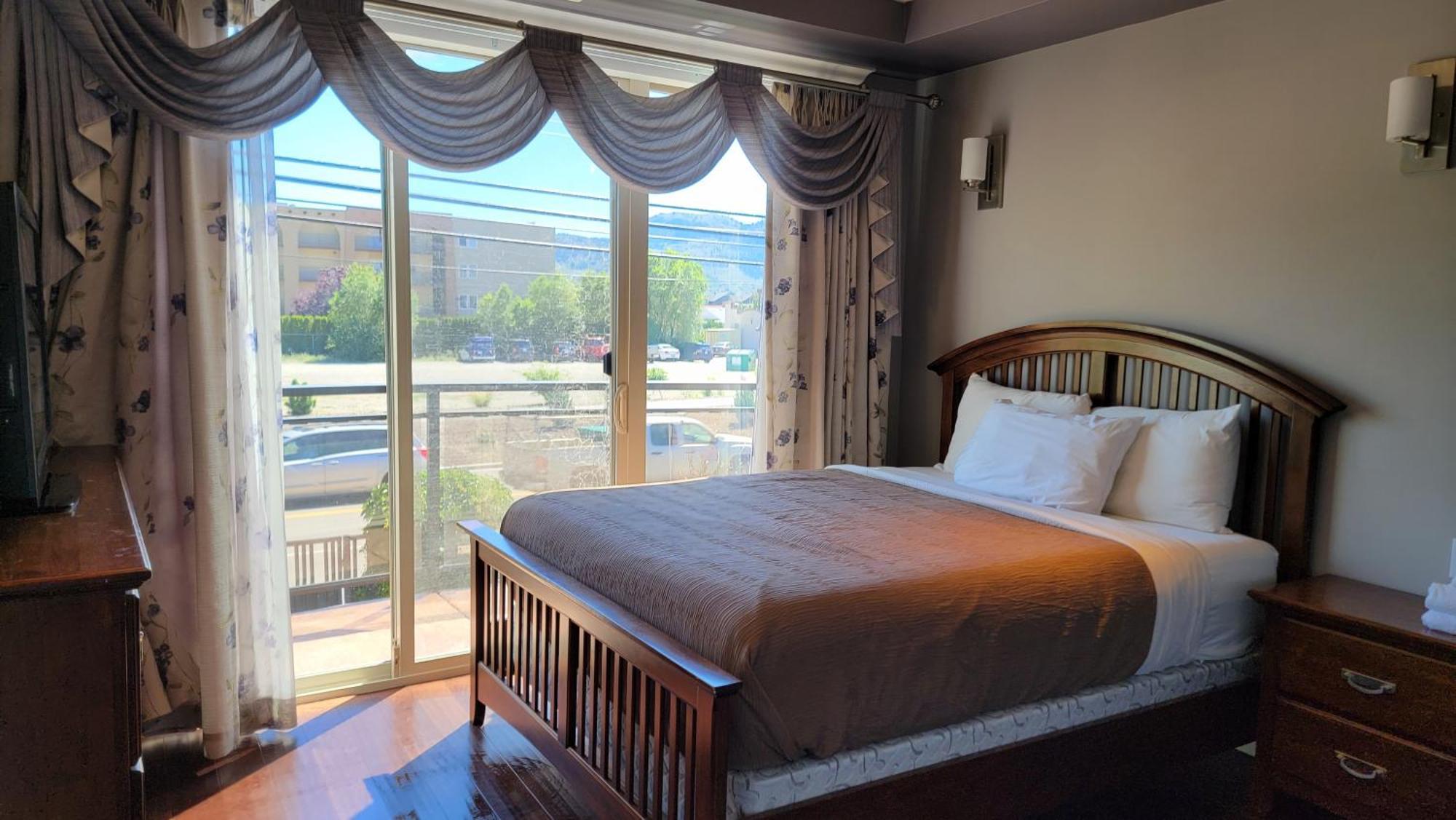 Sahara Courtyard Inn & Suites Osoyoos Exteriér fotografie
